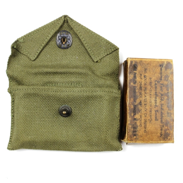 M1942 first aid packet pouch w/ content - 1945