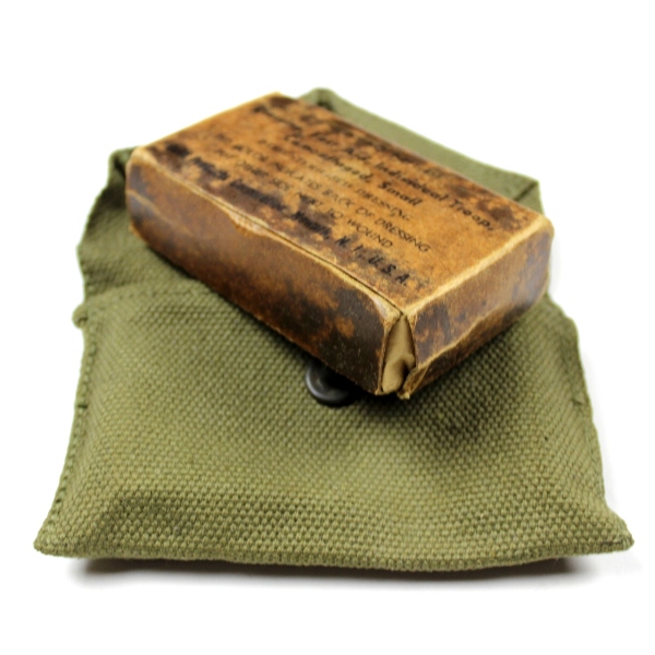 M1942 first aid packet pouch w/ content - 1945