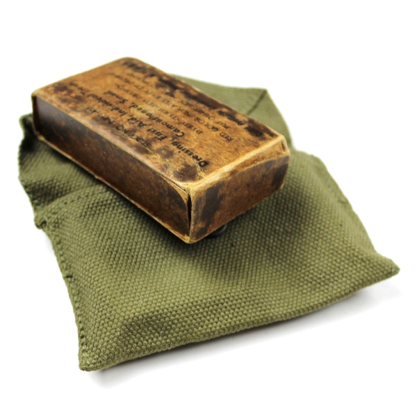 M1942 first aid packet pouch w/ content - 1945